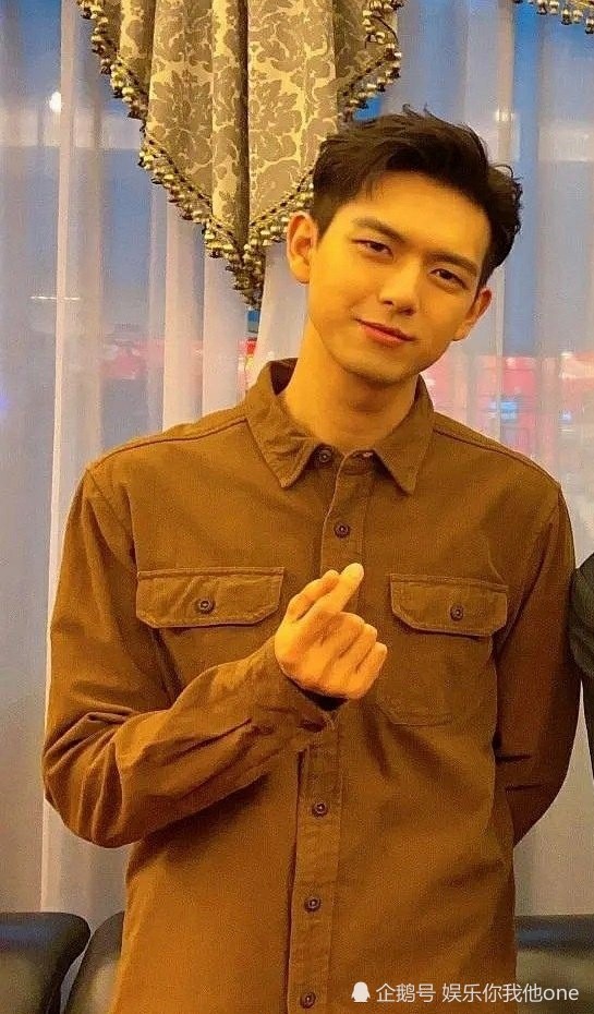 被李现突然的比心可爱到了,网友:这是我见过的最实诚的比心了