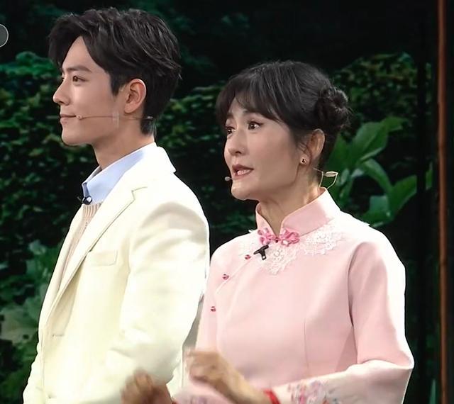 肖战首战春晚被连累?谢娜开头就笑场,两人组cp太尴尬!