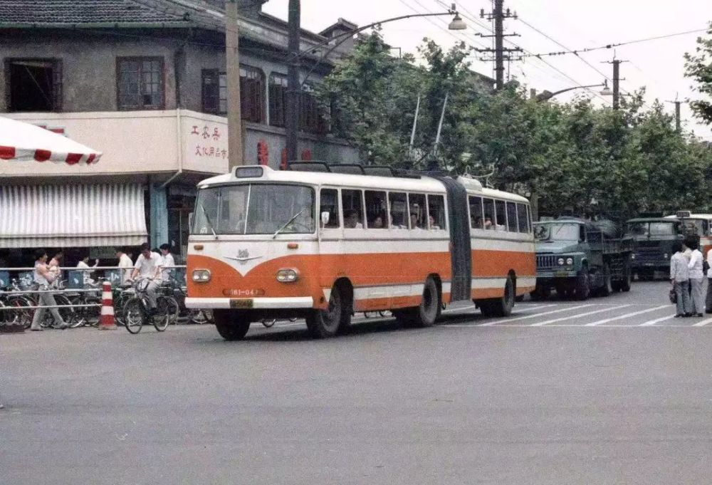 1983年泥城桥(北京路西藏路口),16路电车,配车sk561型(leroy w.