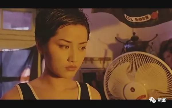 电影代表作是和张艺谋导演合作《有话好好说》,发一条语音:安红,额