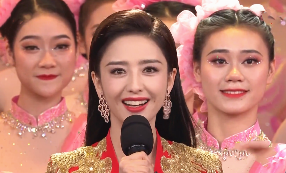 佟丽娅因太美上热搜,三大优势让她成为春晚新主持人