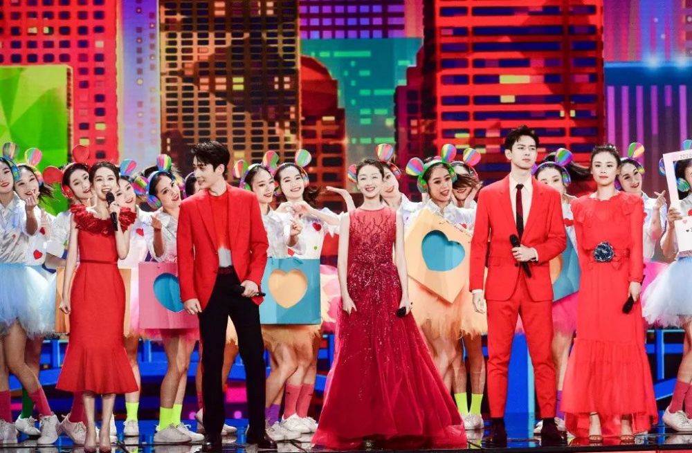 佟丽娅美得上了热搜,"春晚红"有多难穿?