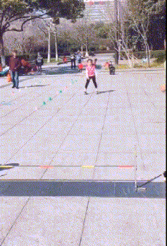 4,小妹妹这滑旱冰的技术很牛啊,只要是注意安全哦!