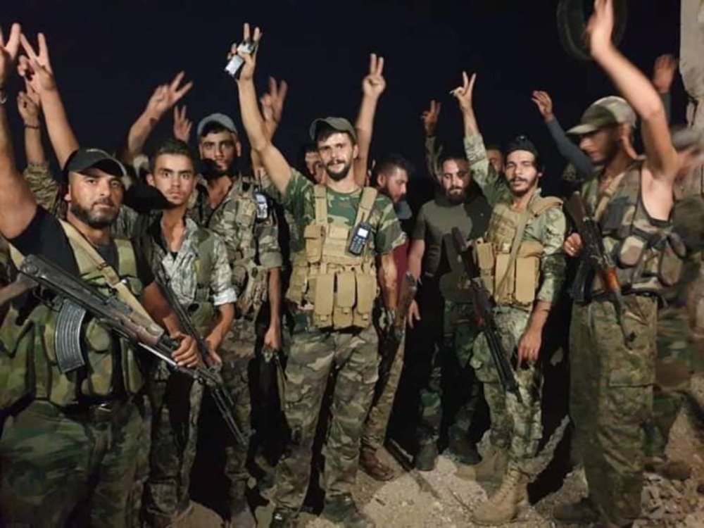 在叙利亚东南部地区,政府军士兵正在执行清剿任务.