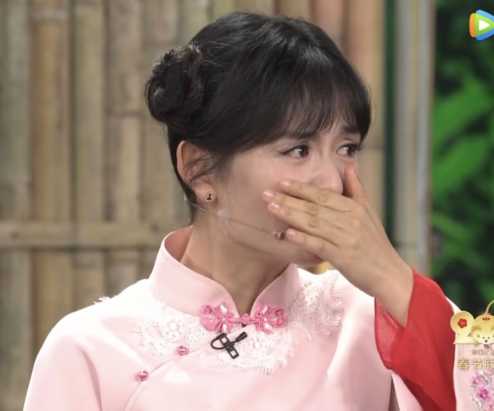 被表白的娜姐感动哭了,娜姐这演技也是杠杠的呀,笑中带泪,情绪切换