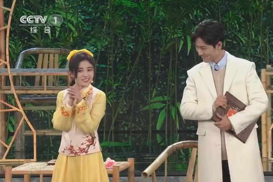 鞠婧祎穿连衣裙再登春晚,被肖战误认成相亲对象,两人表情成亮点