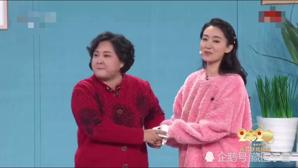 春晚:贾玲首次当"妈妈",携手张小斐揭露"婆媳关系",老