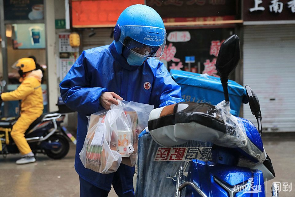 大年初一市民家里蹲,外卖小哥雨中忙送餐