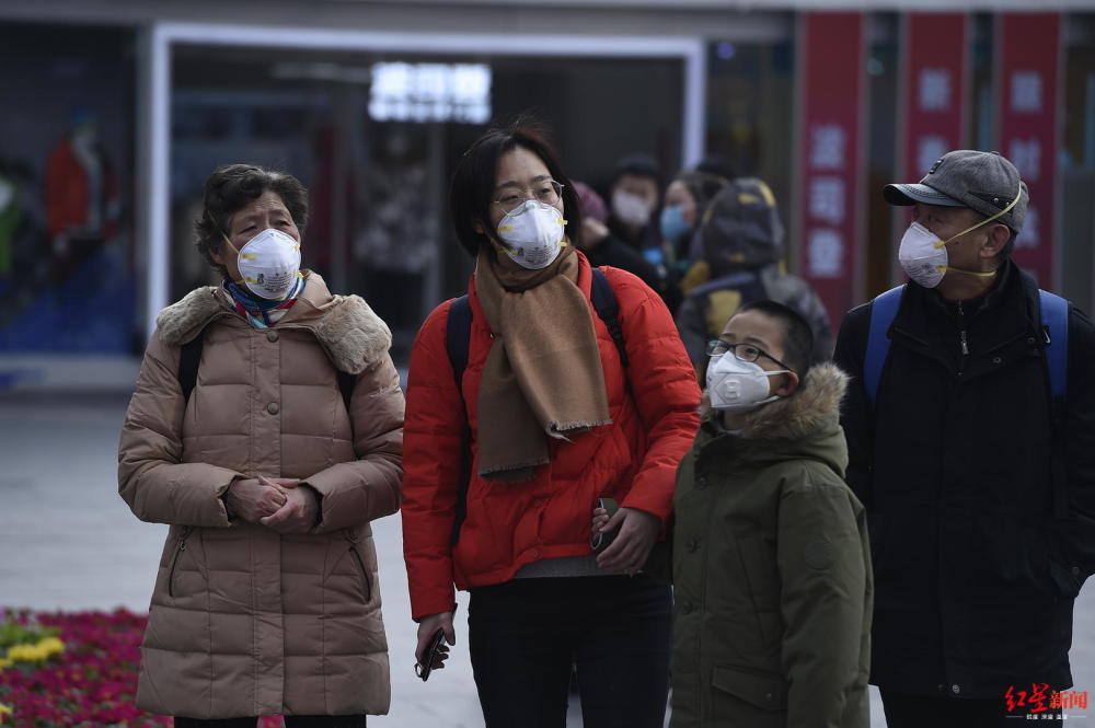 大年初一成都街头游人少 市民自觉戴口罩出行