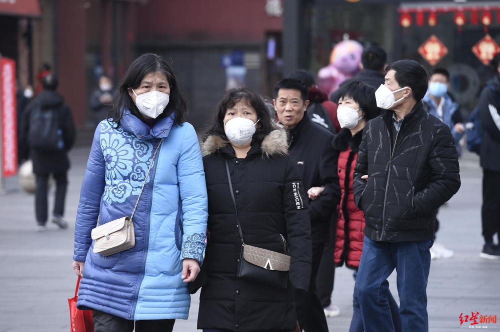 大年初一成都街头游人少 市民自觉戴口罩出行