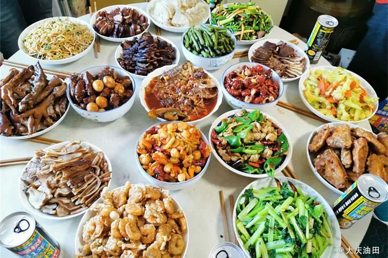 你家年夜饭几个菜儿呀?这么嗨!