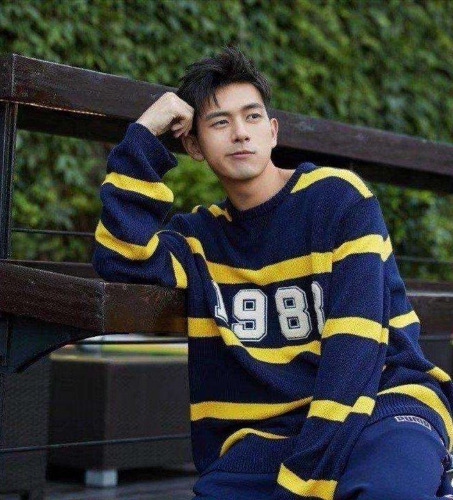 斯文雅痞文艺风?李现金丝眼镜装束惊艳众人