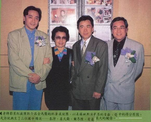 秦沛姜大伟尔冬升3家人齐聚吃团年饭 三兄弟难得开心同框合影