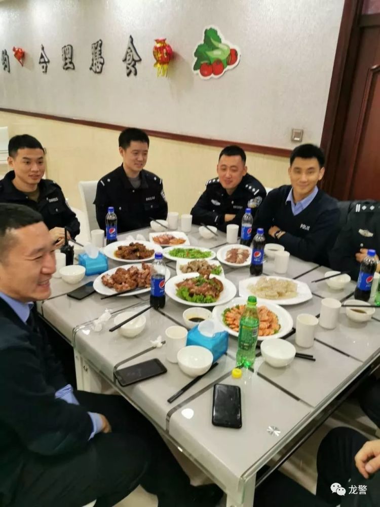 那些过年不回家的警察,年夜饭吃得怎么样?