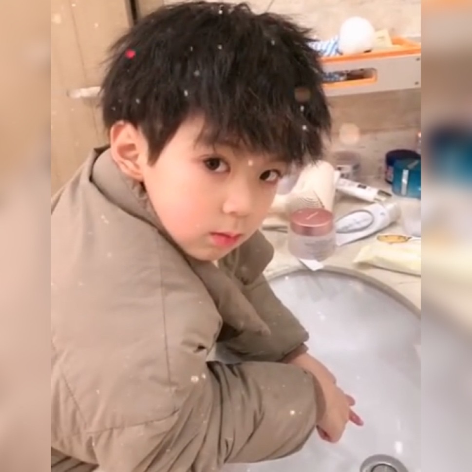 "超高颜值小男孩"因摘帽挑战走红网络,网友:我愿意多等15年!
