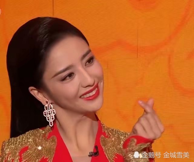 佟丽娅首挑央视春晚主持大梁惊艳全场,网友盛赞:谈吐收放自如大气又
