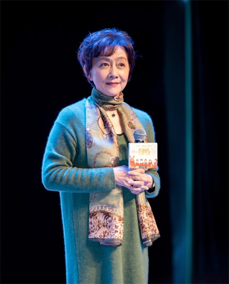 《囧妈》:"妈妈"黄梅莹年轻时超美,与丈夫"姐弟恋"相爱38年