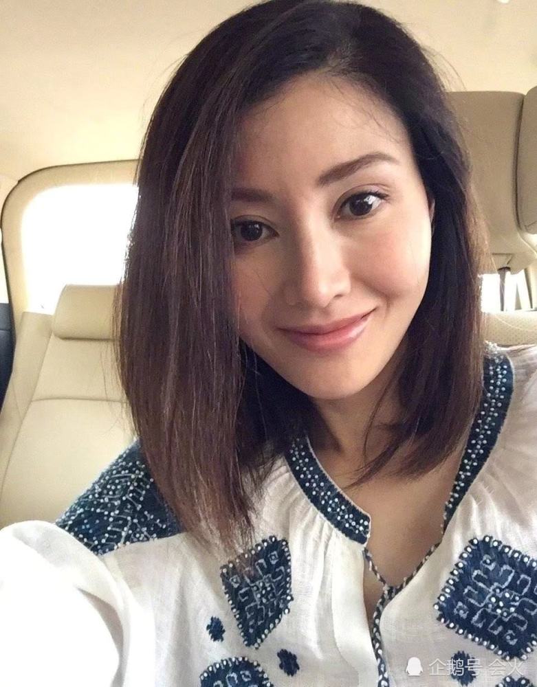 阔太李嘉欣拜年,一身名牌太高调!大8岁的老公头发斑白