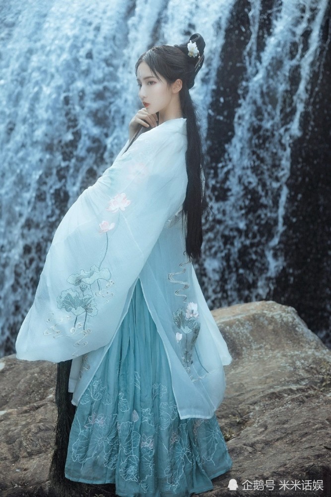 诸葛大力的古风写真火了,穿上蓝色仙女裙后,摄影师都舍不得眨眼