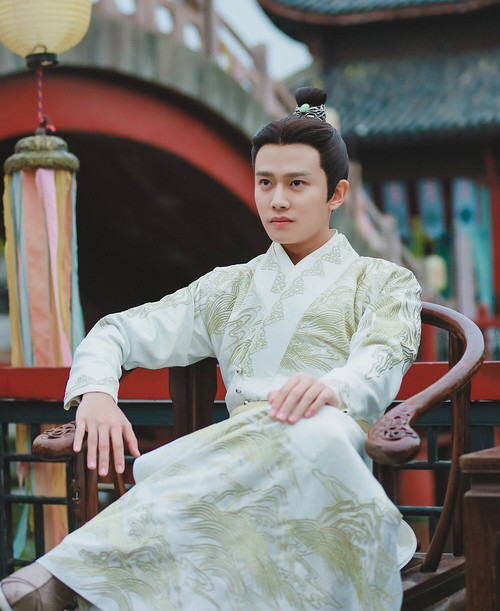 《锦衣之下》华服都给了男主任嘉伦 群演穷的胳肢窝都