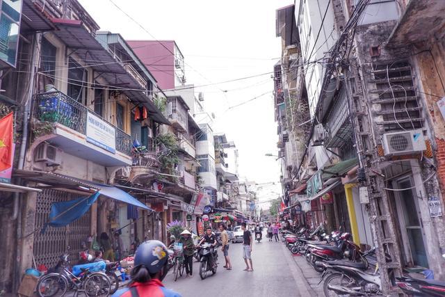 一条居民楼街道,因为一辆百年火车经过成网红景点,到处封路收费