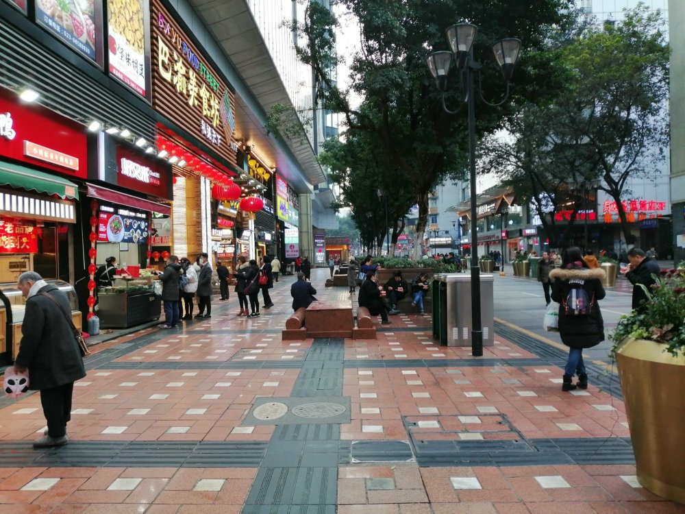 史上最"冷清"的重庆好吃街:吃货依然快活,美食挡不住排长队