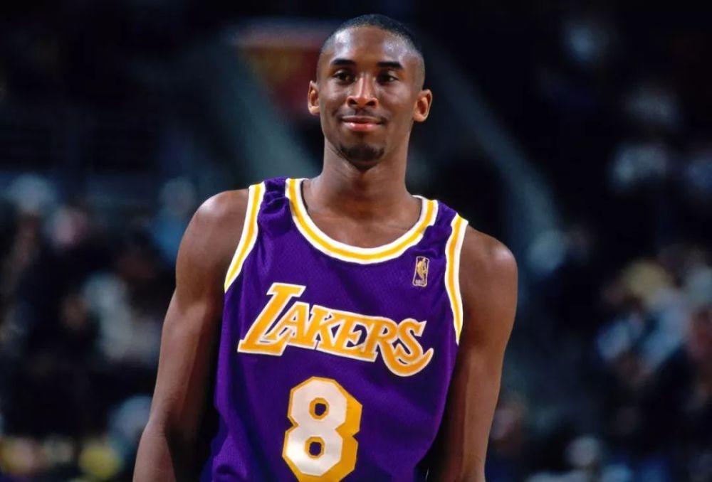 作为nba后乔丹时期的标志性人物,科比是不少中国年轻球迷心中的"黑