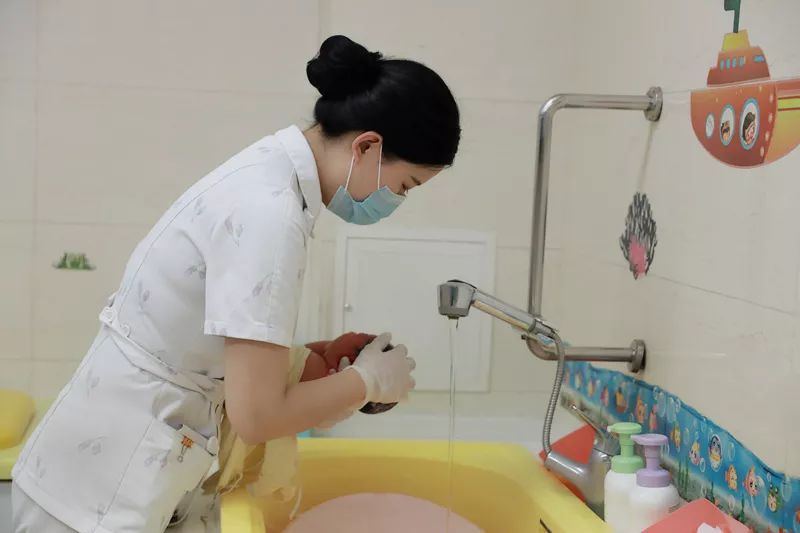 产科病房,护士在给新生宝宝洗澡.