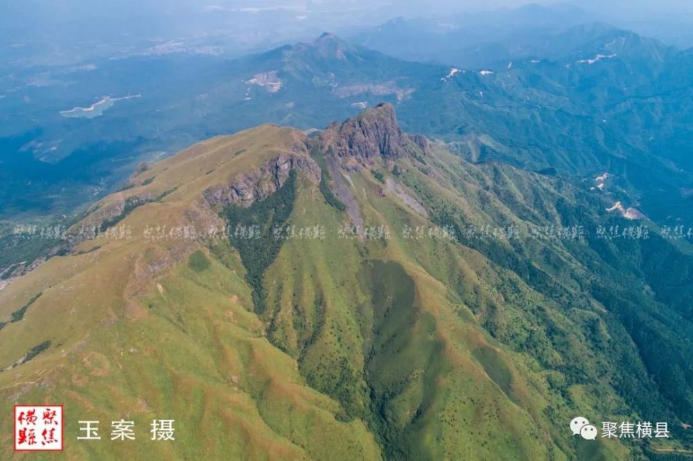 鸟瞰横县镇龙大圣山