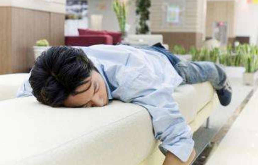 在生活中可能有一些朋友喜欢趴着睡觉,尤其是男人,可能会是工作的
