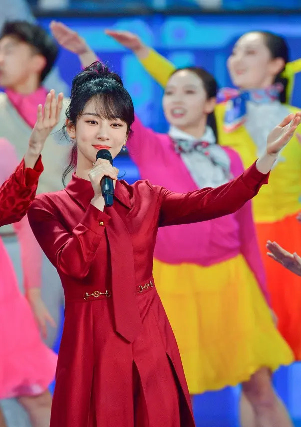 杨紫春晚造型太美,红衬衫裙搭丸子头,同框小8岁王源丝毫不输