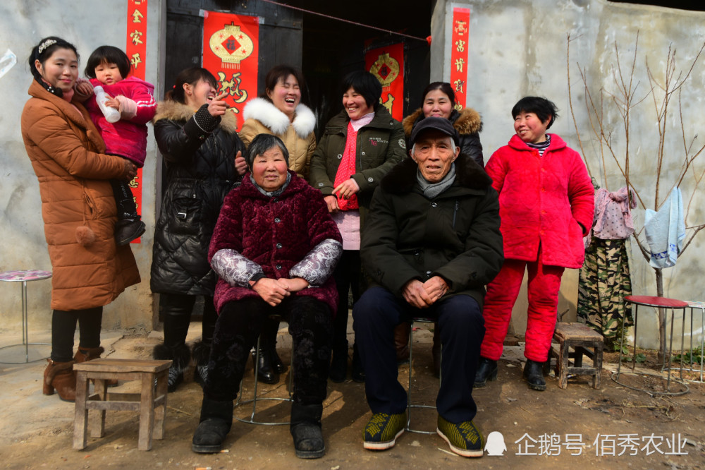 农村老人过春节,6个闺女来拜年,35人吃饭摆4桌,压岁钱