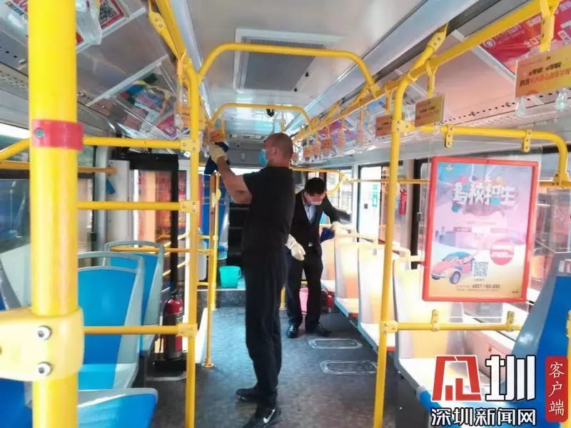 深圳巴士集团属下公交线路,工作人员正在对公交车厢进行消毒.