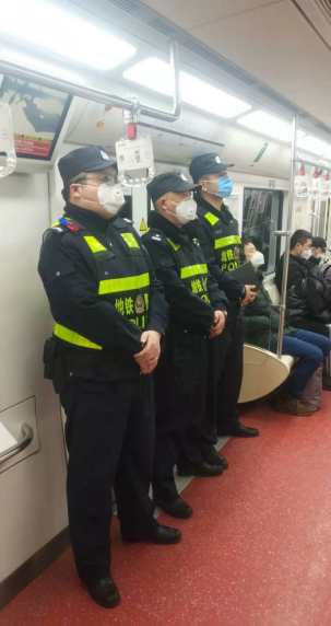疫情面前警察不退西安地铁民警奋战一线抗疫情护平安