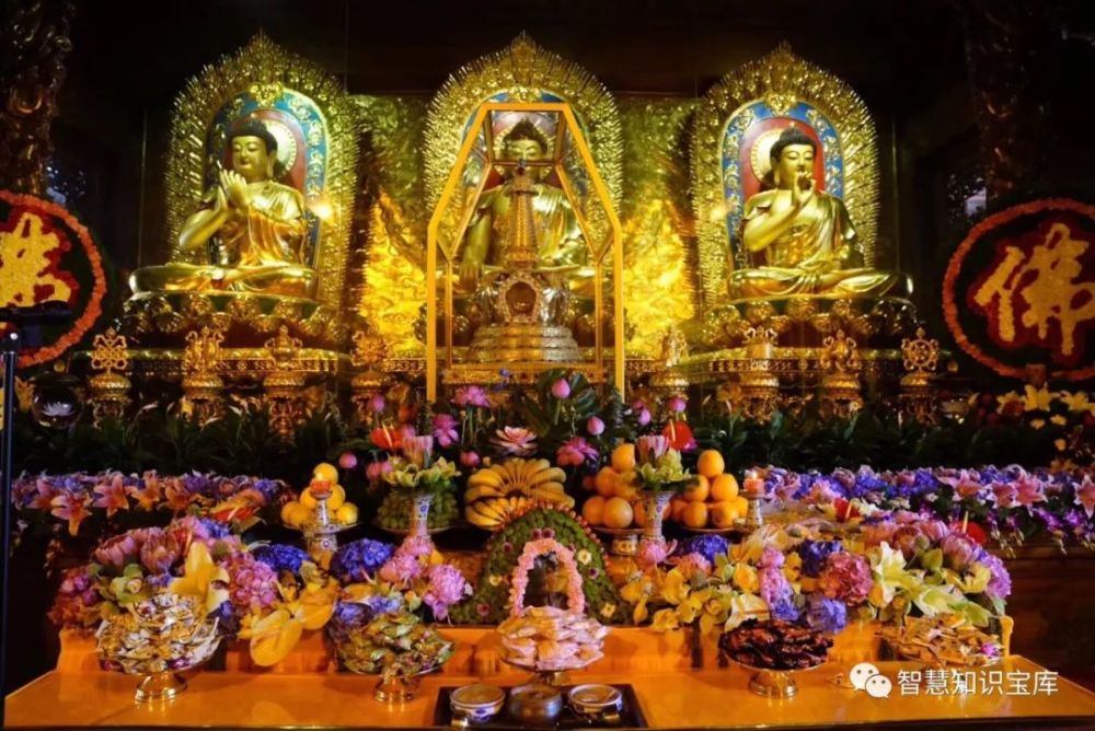 法,僧三宝 比较常见的供品有 花,香,灯,涂,果,乐等等 供果 是佛教重要