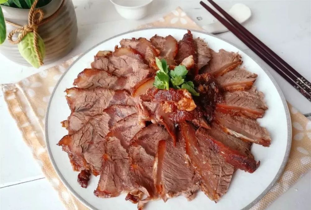 美食精选:家庭版酱牛肉,皮蛋拌黄瓜,鸡爪焖猪蹄,老鸭汤蛋皮面的做法