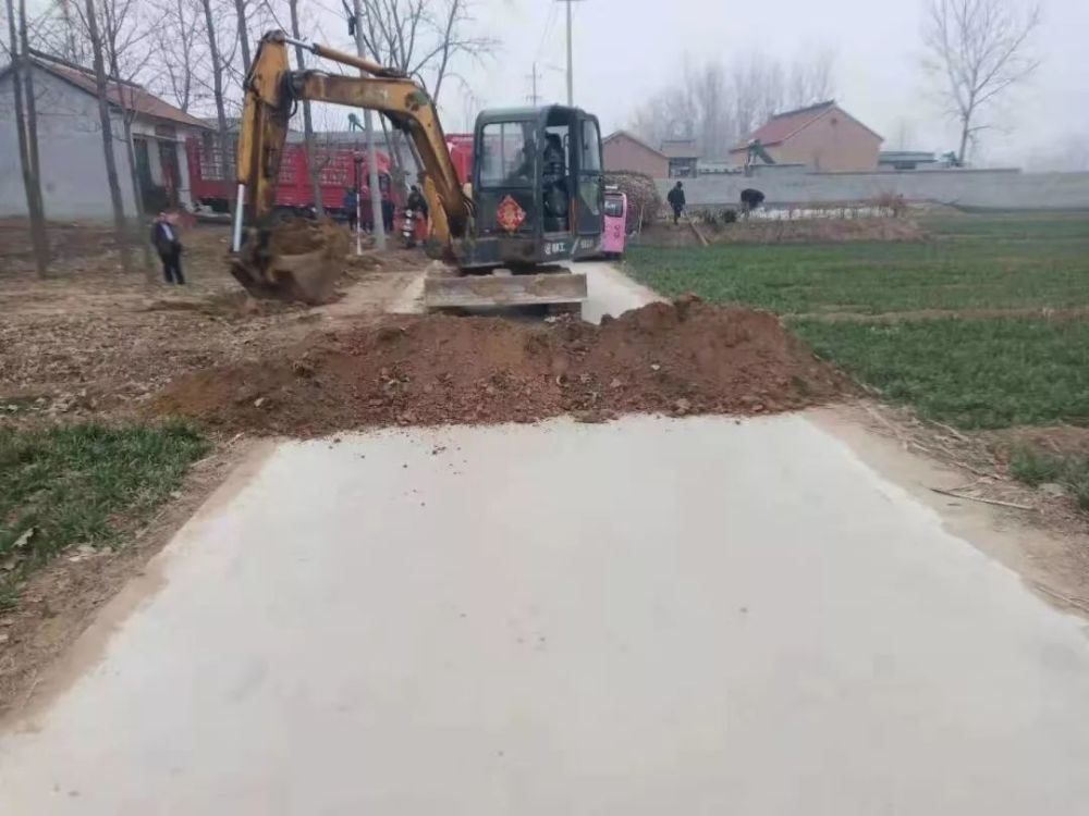 地方的乡镇和农村采取建渣或泥土封堵的方式,切断了村与村之间的道路
