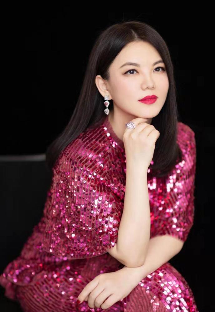 李湘登台主持,穿酒红色亮片长裙温婉优雅,胖一点儿也很美!