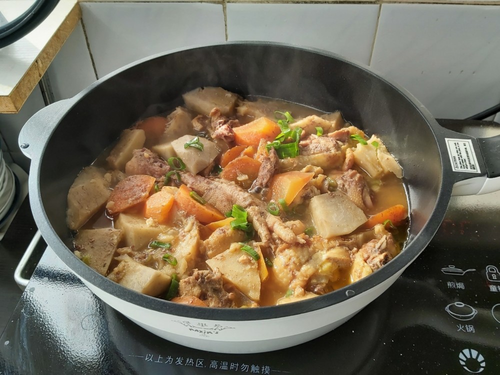 荔浦芋头炖鸡,鸡肉与芋头互相渗透,嫩滑软糯,口感让人