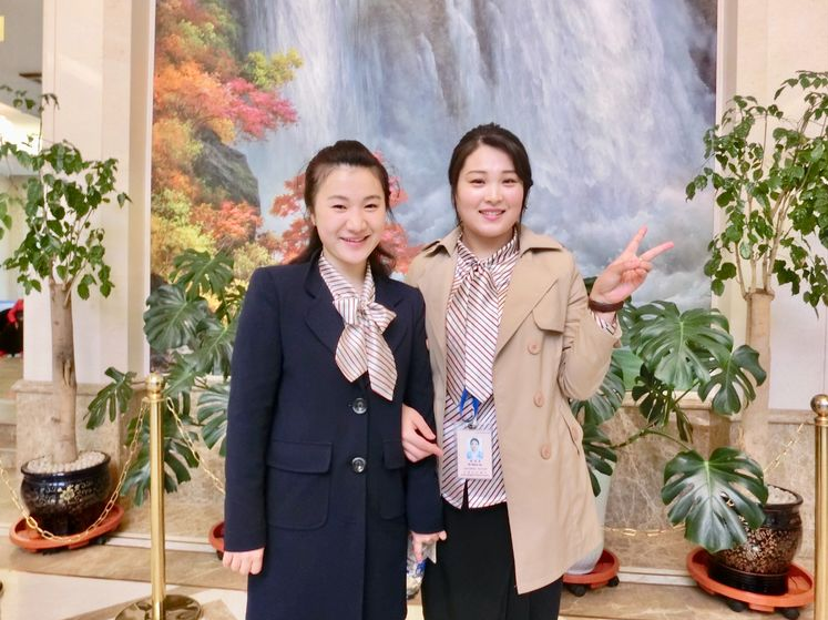 图为朝鲜的一家涉外酒店,两名年轻的朝鲜女导游在合影.