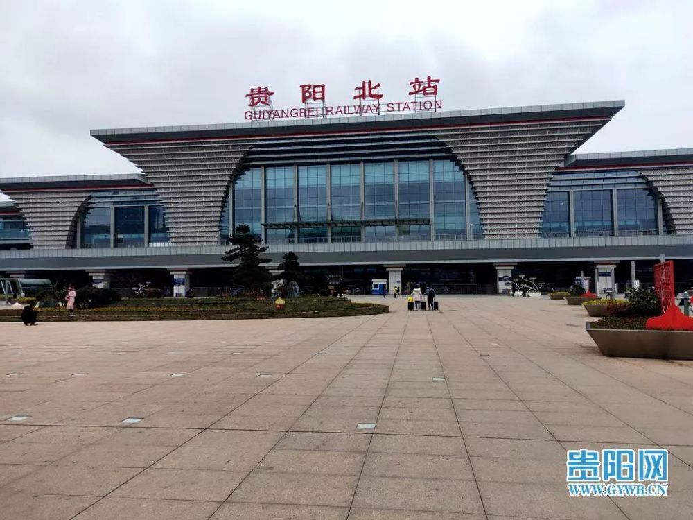 贵阳北站西广场旅客稀少,显得十分空旷