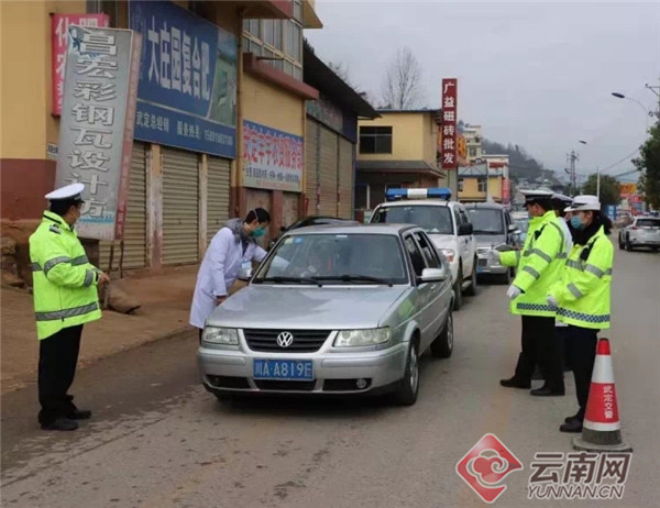 " 在楚雄市西收费站,一辆云a牌照的车辆通过,执勤交警和楚雄市疾控