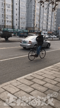 正惊gif:一招辨别南北方!美女同学吃雪糕,舌头为何不能动弹?