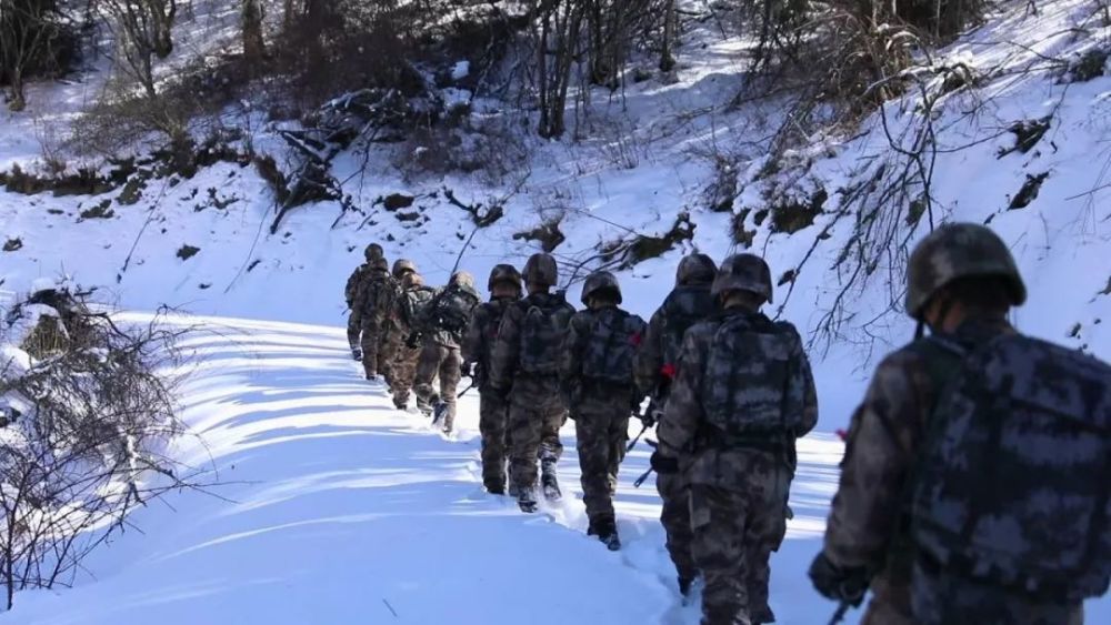 海拔5360米 边防官兵踏雪巡逻