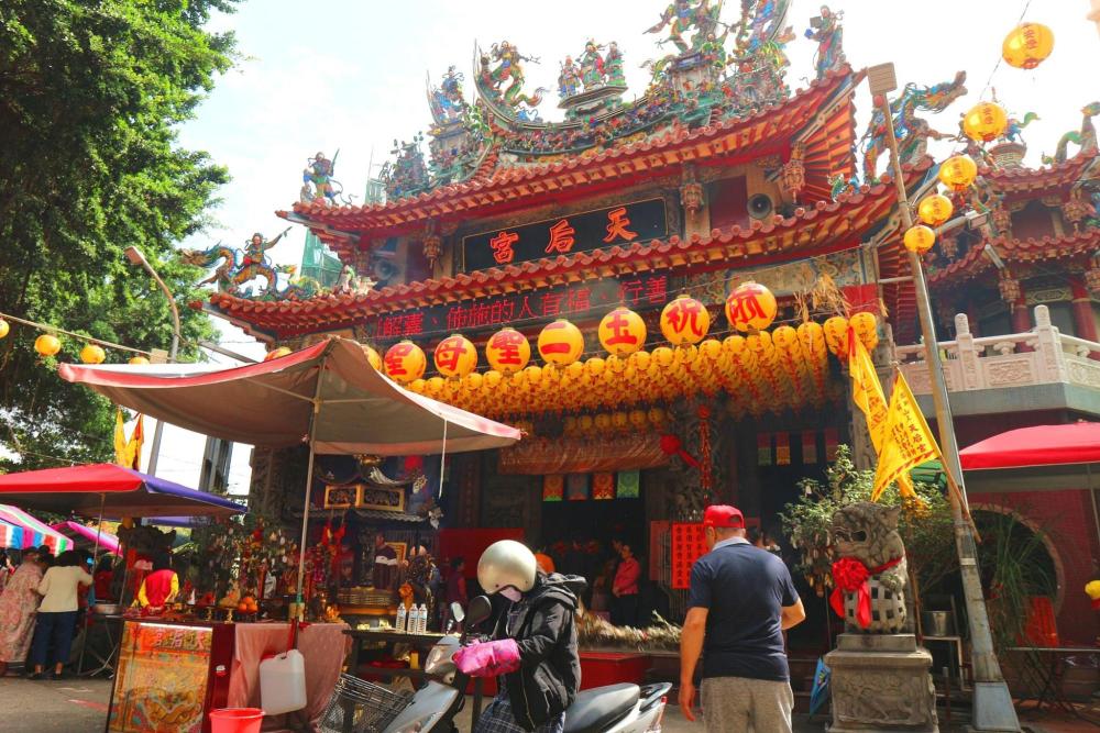 过平安桥吃汤面,台湾寺庙里的春节,像是家庭欢乐大聚会