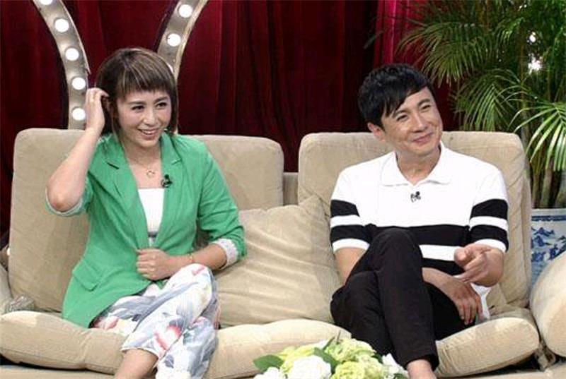 马丽挺孕肚和沈腾演精彩小品《走过场》,观众评论太暖