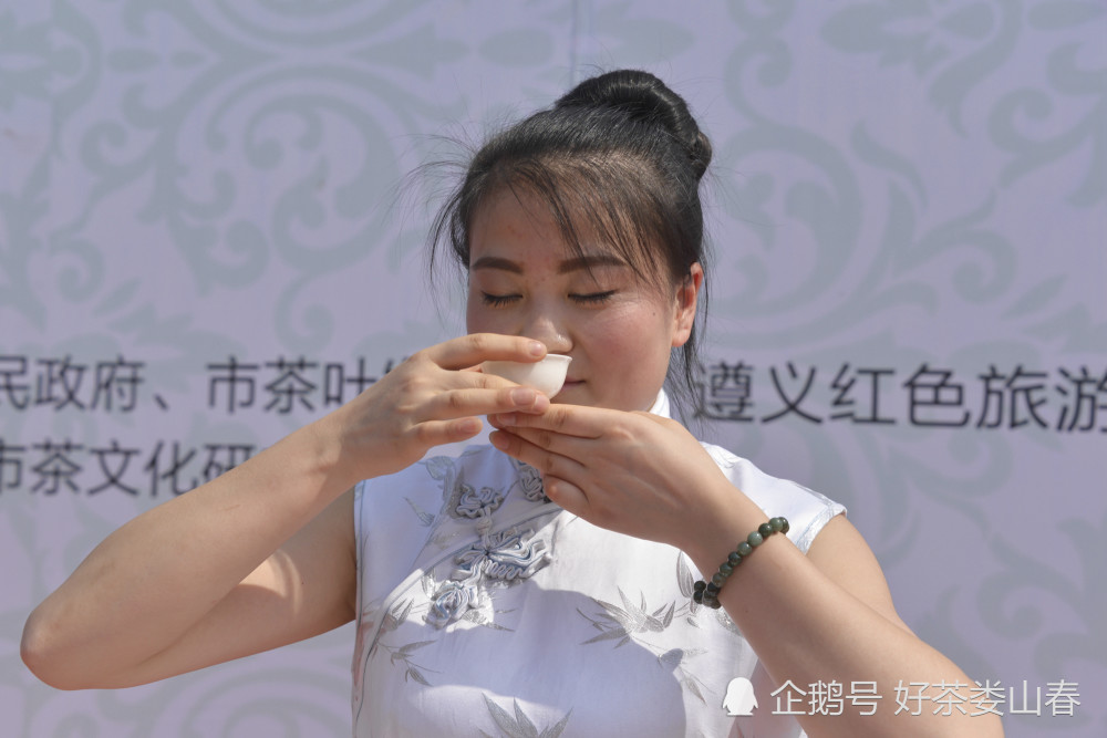 贵州遵义:广场上的喝茶表情