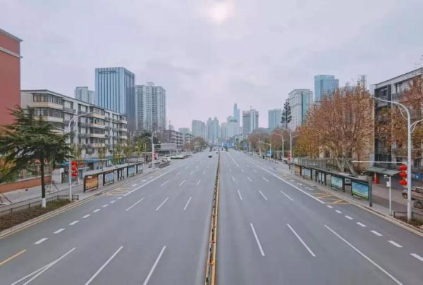 疫情数字拉升后,记者在武汉街头看到了什么