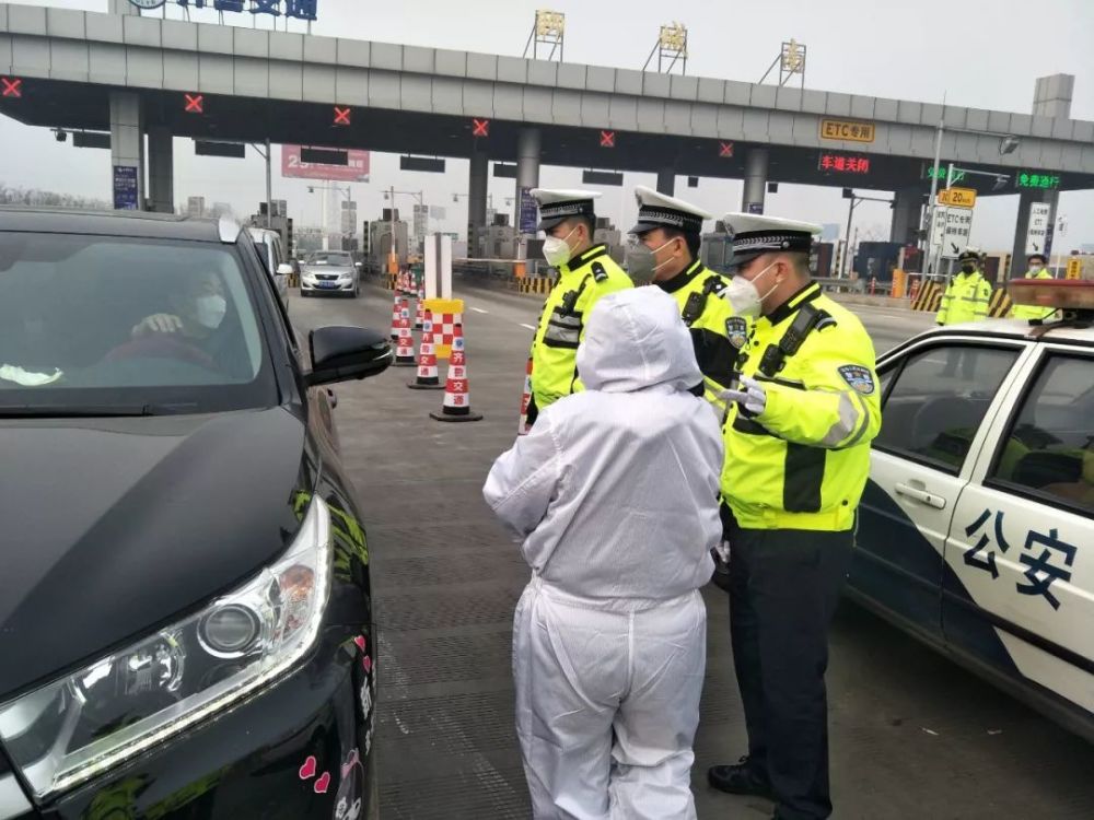 聊城高速交警支队全员上岗,在辖区高速路口设置卡点开展路面车辆检查
