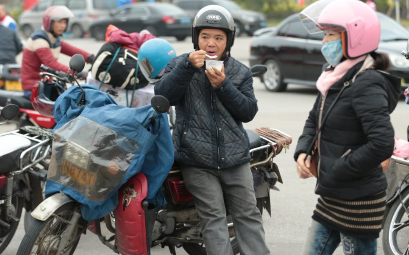 很多农民工已月薪过万,为何还骑摩托车回家?网友:原因让人心酸